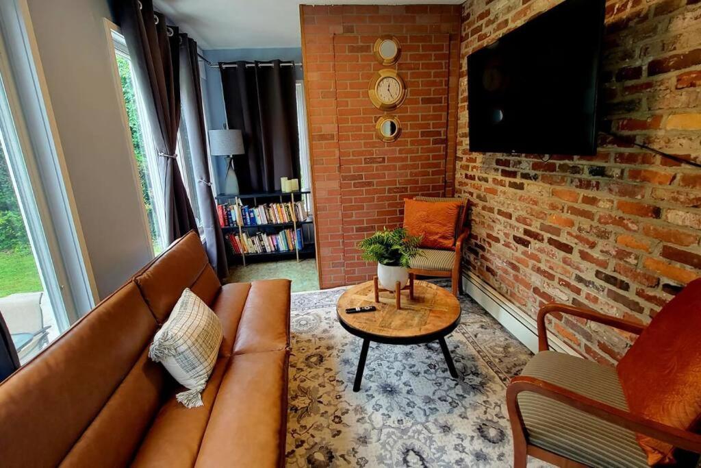 Unique & Peaceful Boston Home Екстер'єр фото