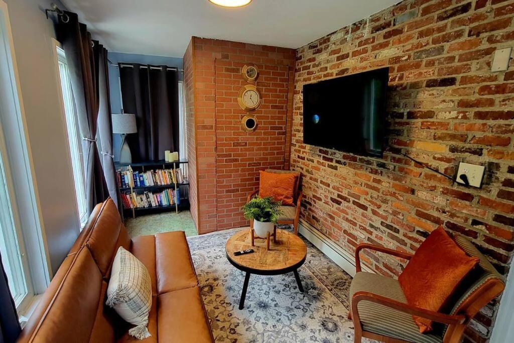 Unique & Peaceful Boston Home Екстер'єр фото
