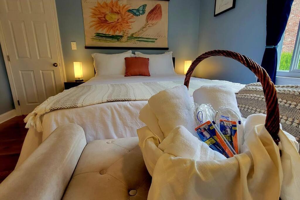 Unique & Peaceful Boston Home Екстер'єр фото