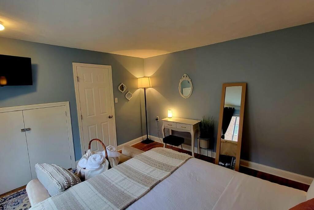 Unique & Peaceful Boston Home Екстер'єр фото