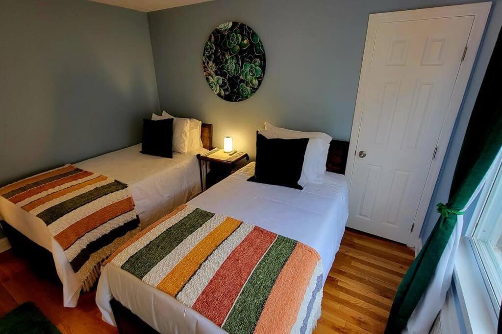 Unique & Peaceful Boston Home Екстер'єр фото
