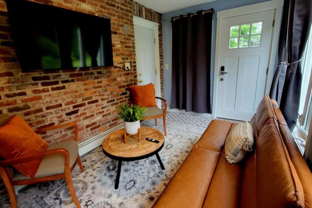 Unique & Peaceful Boston Home Екстер'єр фото