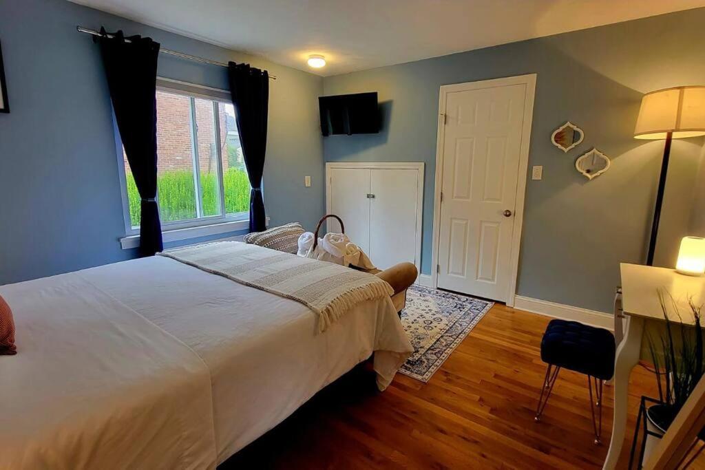Unique & Peaceful Boston Home Екстер'єр фото